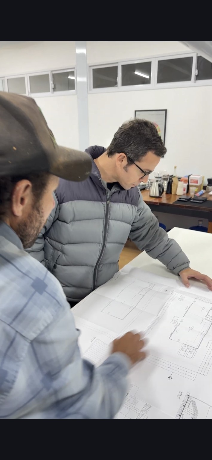 Carlos Pioli analisando um projeto